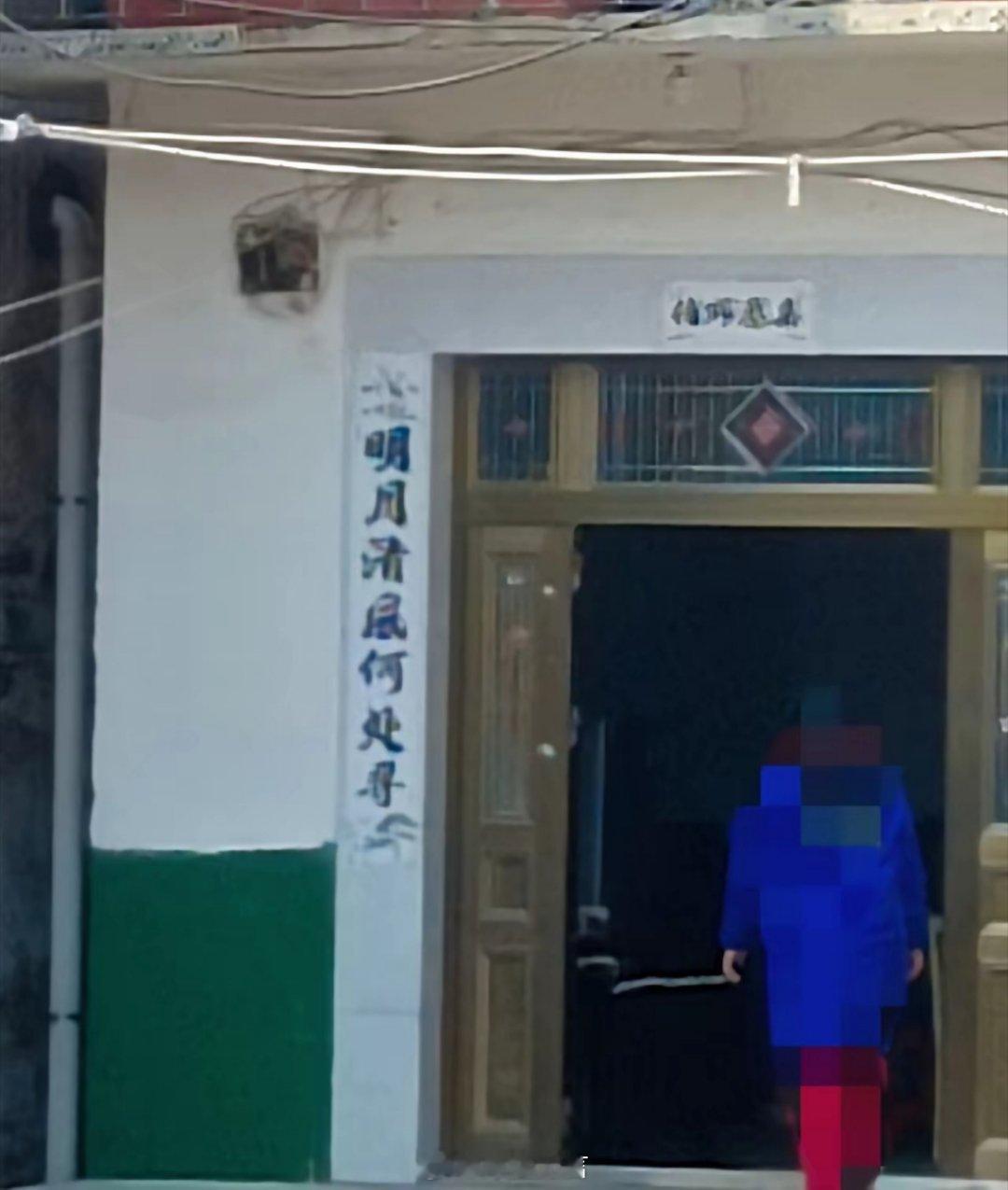 今年发现个有趣的现象，想问问大家：春联不都是红色的吗？但我邻居家今年贴的却是黄色