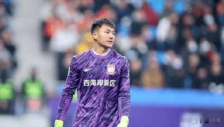 李昊“开挂”国安无奈，多打一人竟成“包袱”这球没法踢了——当青岛西海岸门将李