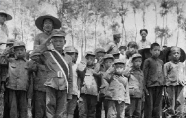 1941年，日军包围渊子崖村，准备大开杀戒，但村里的312名村民却不甘坐以待毙，
