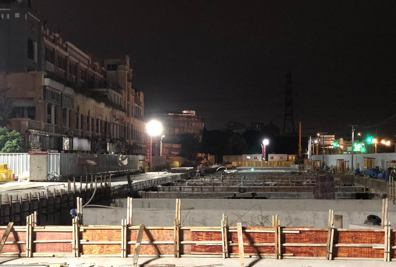 上海夜晚气温已经降到25-26度，非常舒服。可惜上海地铁12号线工地一个干活的人