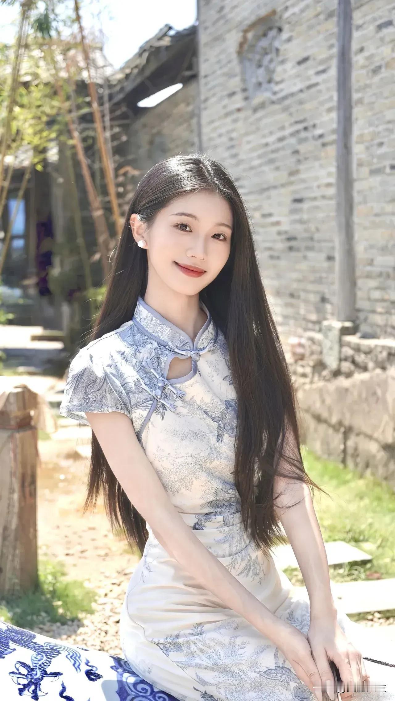 这般景致秀丽的小镇，竟鲜少有人定居。这里很适合养人，连水都带着清甜，美中不足的是