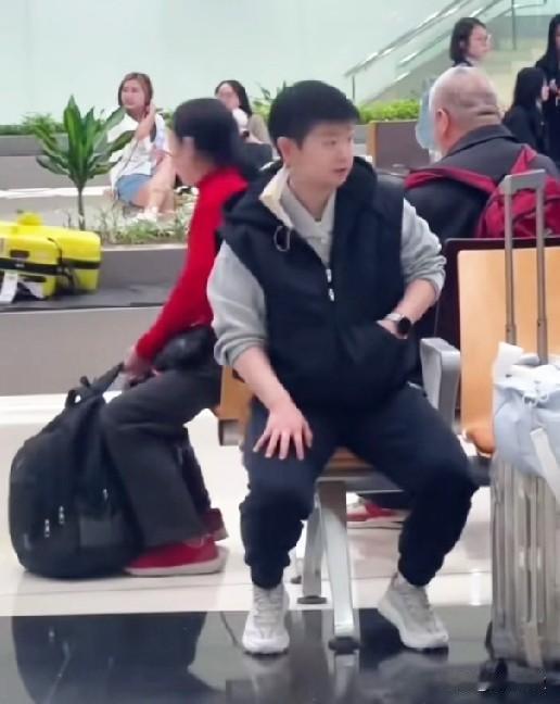 笑死我了！有粉丝拍孙颖莎，大妈以为拍她呢，看了粉丝一眼，羞涩了，赶快提上