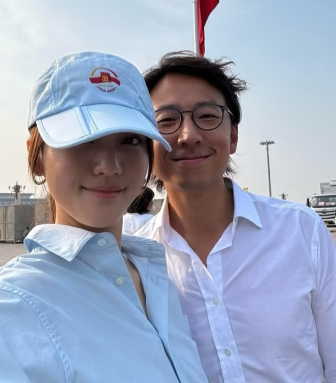吴千语今日是跟着老公施伯雄一起受邀去天安门观礼，她画着淡妆，穿着大方体面，很分场