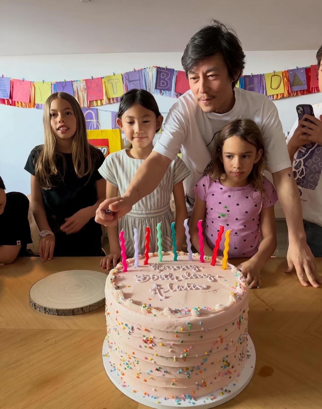 陈冠希在美国家中为女儿庆祝9岁生日，邀请了一帮亲友到场。他当天的打扮太一言难尽了