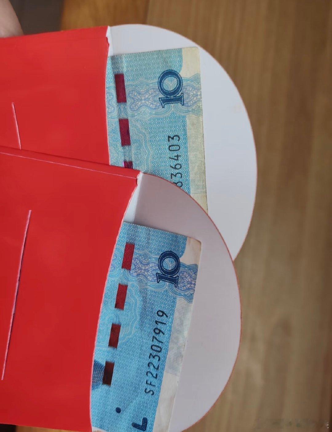 为外卖小哥准备的十元红包，竟被国外归来的亲戚嘲笑。