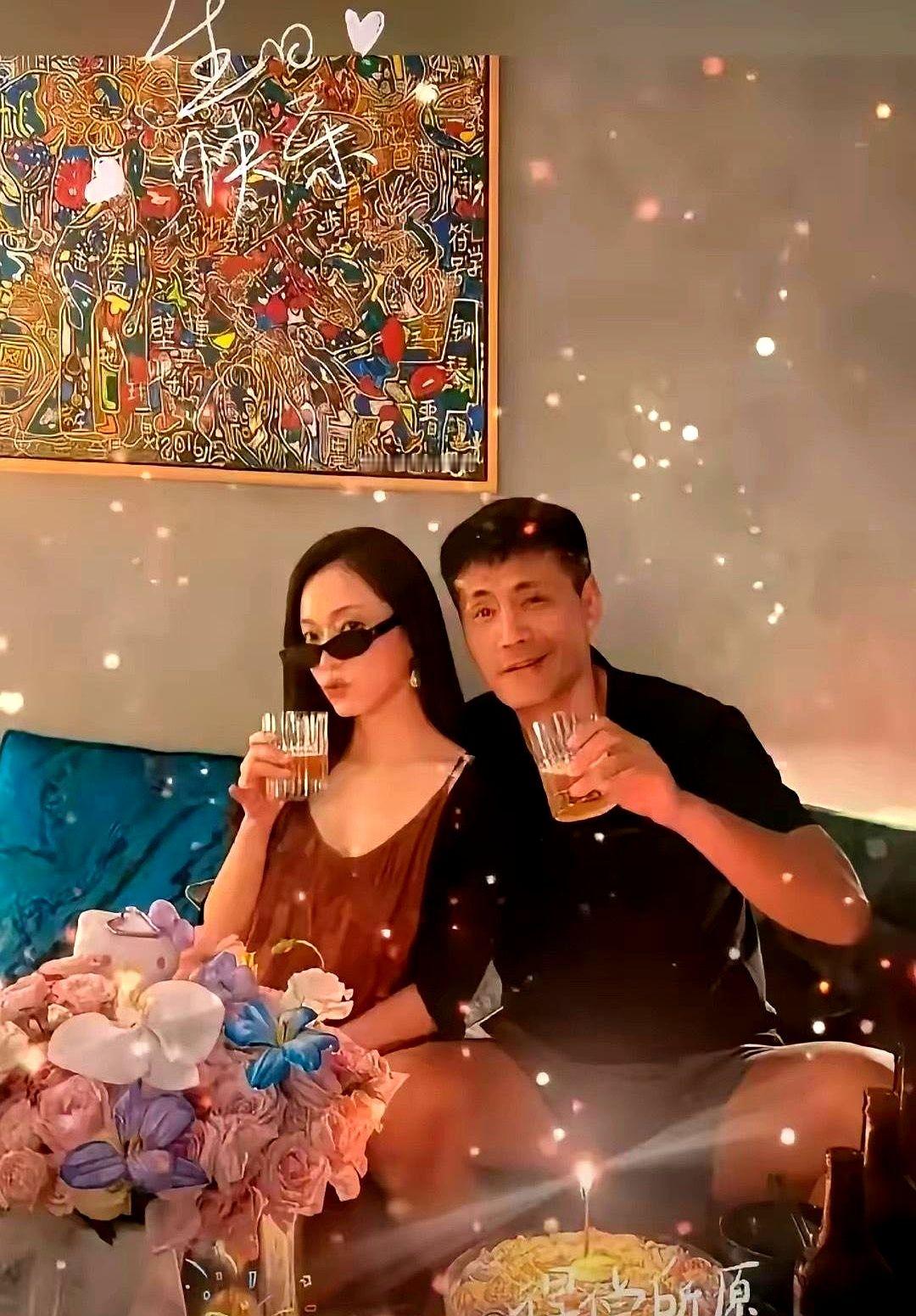 58岁的硬汉邵兵低头贴着妻子的脸，眼角的褶子硬是挤出了蜜。这哪像结婚23年的老夫老妻？照片里，小他1