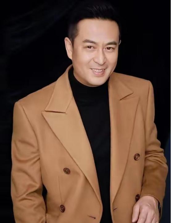 1995年，孙浩把刚拿到手的10万块《中华民谣》奖金，塞了厚厚一叠给穷跑龙套的张