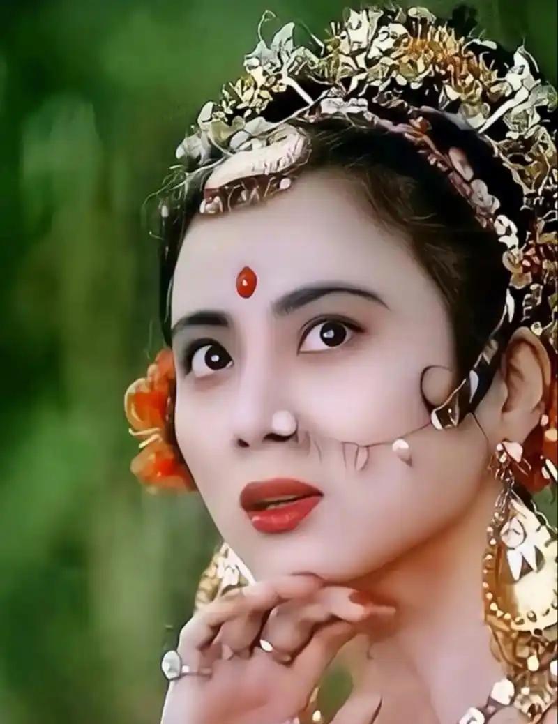 “玉兔精”李玲玉嫁给了犹太富豪杰瑞，新婚夜，李玲玉开玩笑地说“你就不怕我嫁给你之