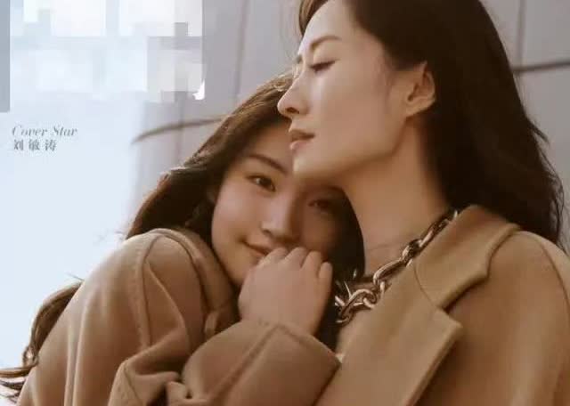 刘敏涛携爱女拍杂志，一个温婉，一个活泼可爱，犹如亲密的姐妹般，网友说她女儿比她还