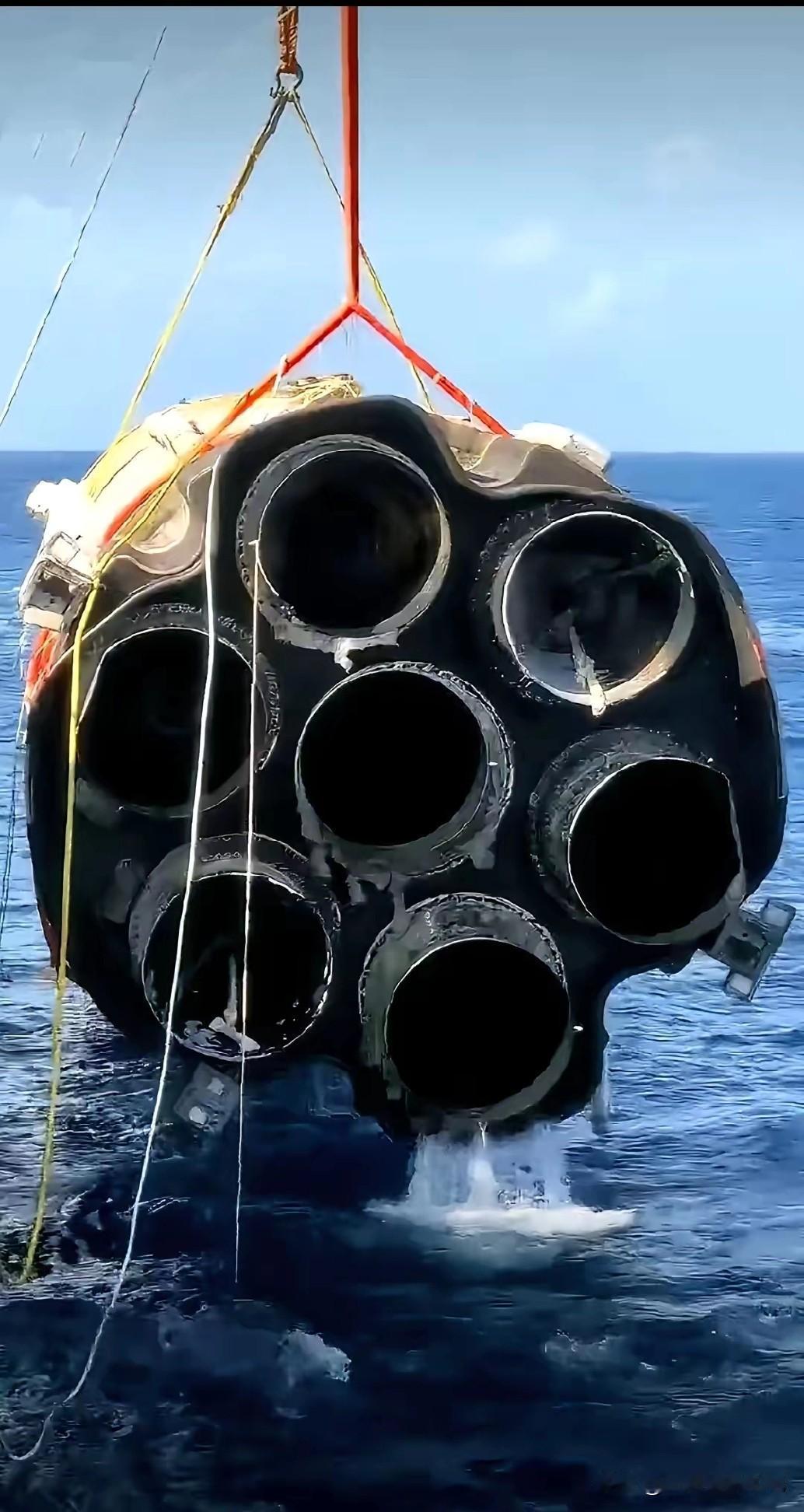 咱们那枚完成实验任务的火箭，被打捞出水，从画面来看，挺震撼的，一级火箭基本还是原