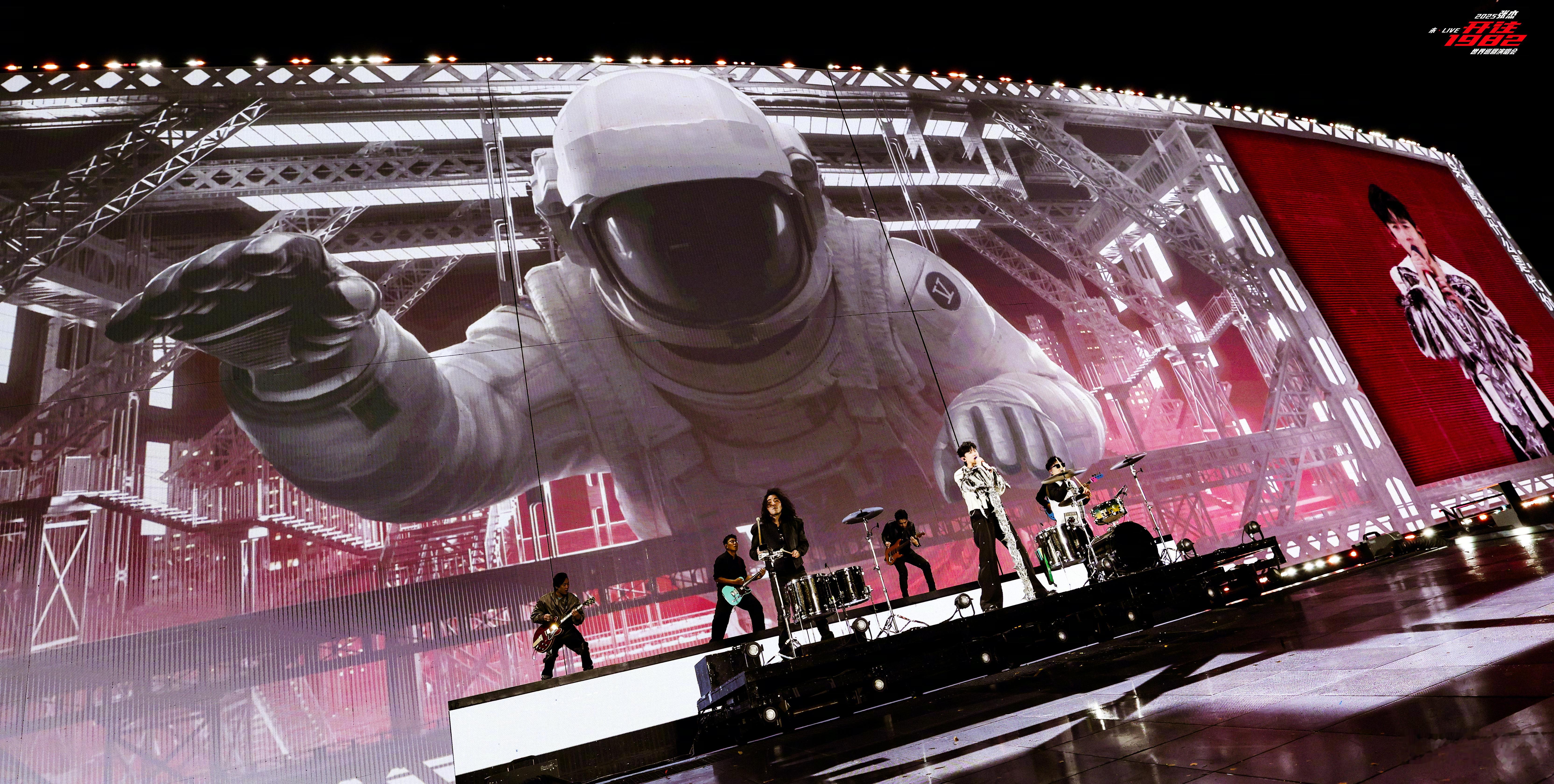 到底是哪种神人想到要拍出来这种角度的照片有一种我一只手在拍人另一只手想要拍大屏