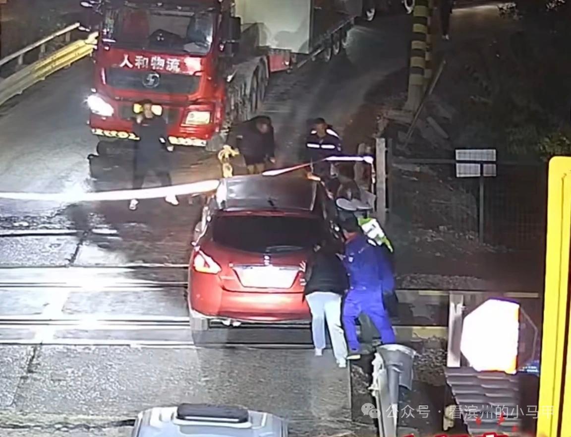 事发滨州！一、二、三！铁轨上的营救...近日，山东滨州博兴县，刘先生开车回老