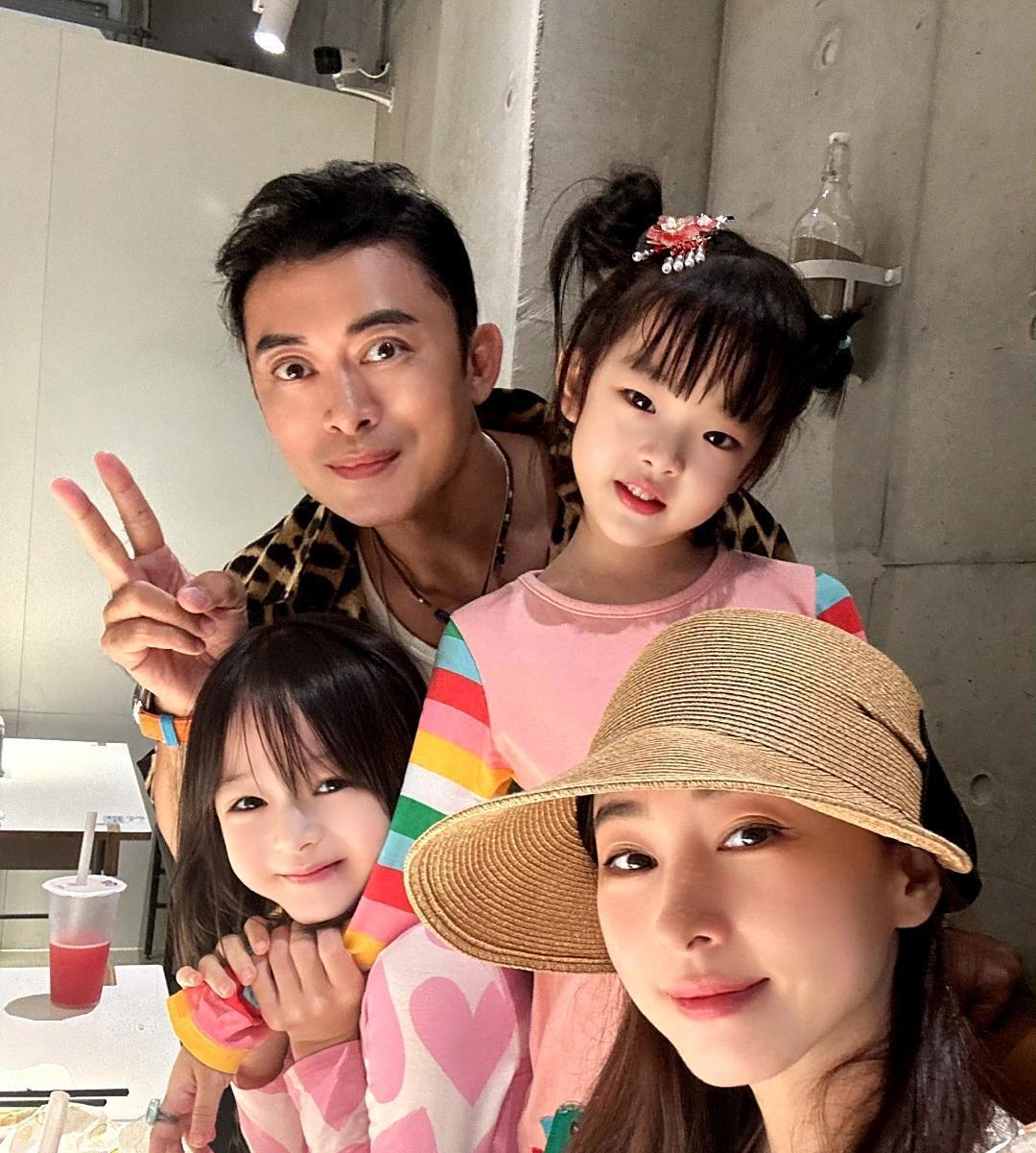樊少皇老婆贾晓晨晒出一组全家福。夫妻俩真得好会生，两个女儿都是高颜值。大女儿像爸
