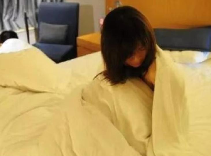 西安一男子进门后绑人打人再拿钱，一审判抢劫三年，二审却改判盗窃两年。这事听起来挺