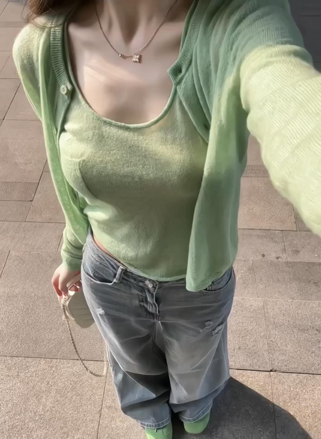 今天推荐这套穿搭，可以说是春日氧气感天花板，整体清爽又温柔，松弛又显身材，非常适
