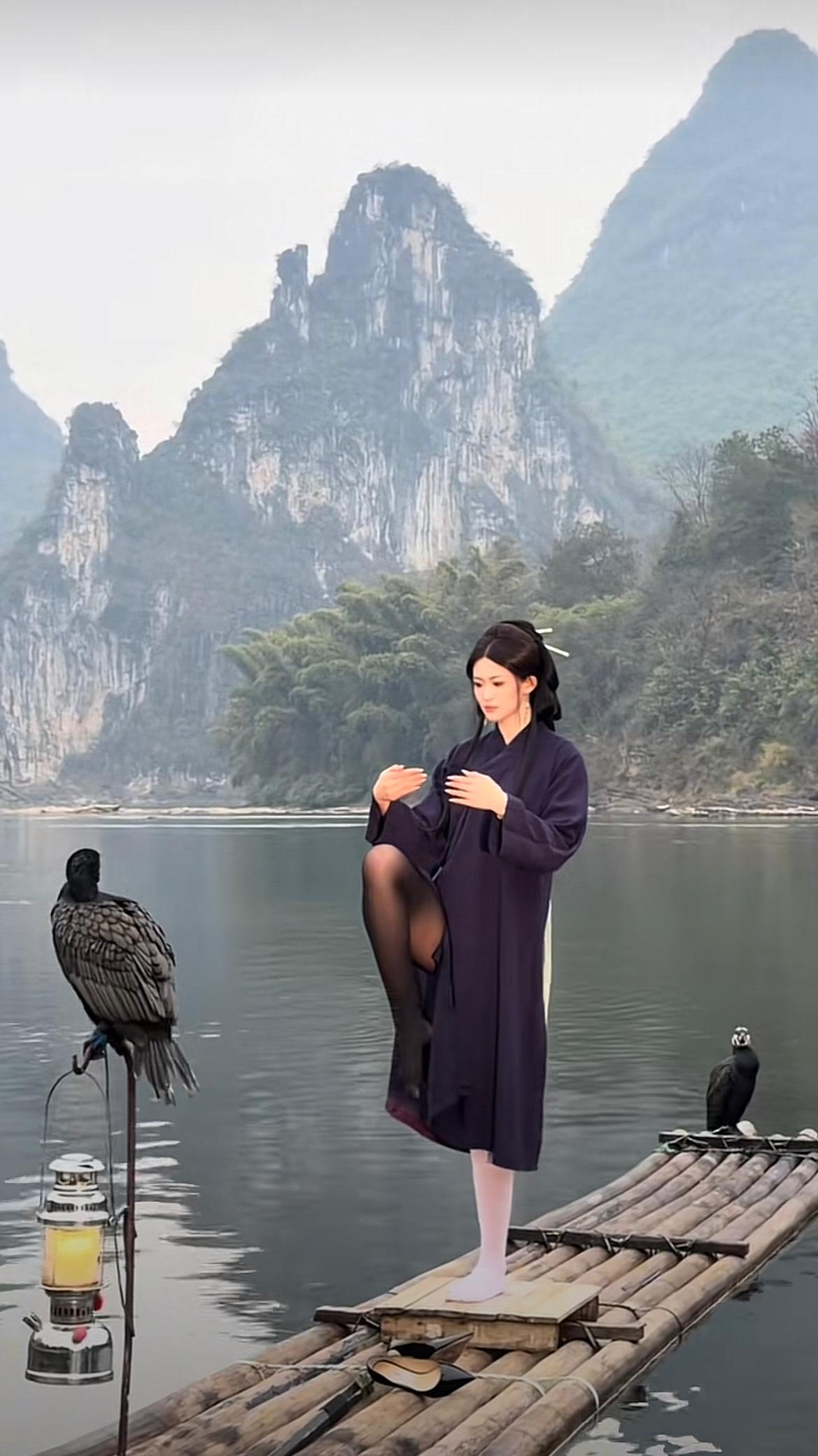 第一次见这种穿搭，外面修道装扮，里面黑丝加白丝，旁边扔着高跟鞋。你说她雅吧，