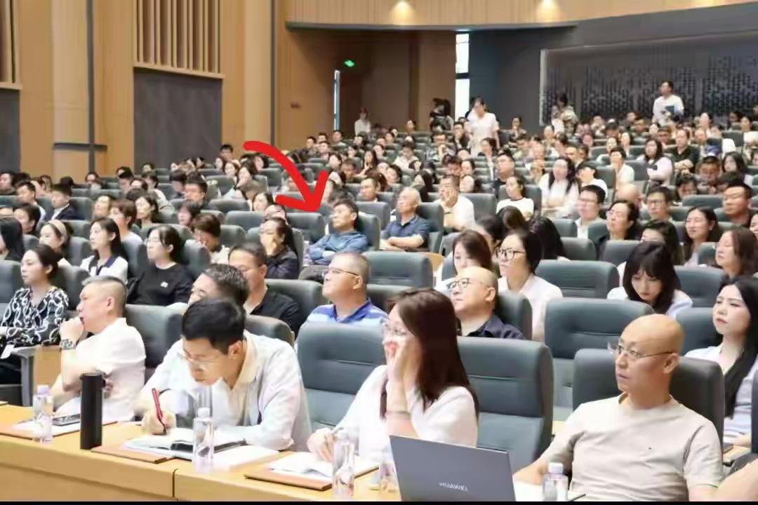 这事儿看着真挺让人寒心的。​北京法学院那位王成院长，天天喊着要立法，说是为了国