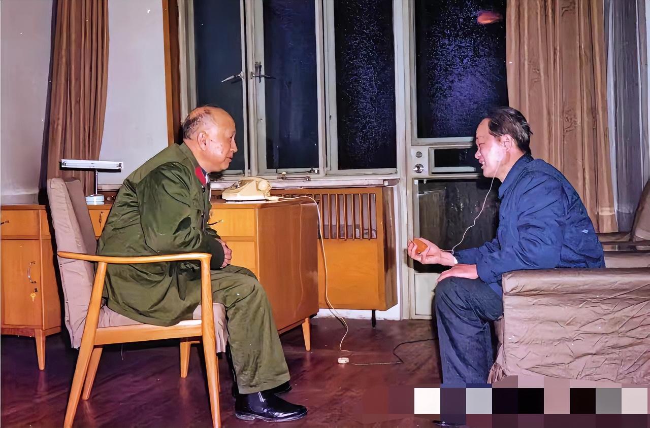 1980年3月9日，太原迎泽宾馆，钱学森和张沁文一起探讨农业系统工程问题，为中国