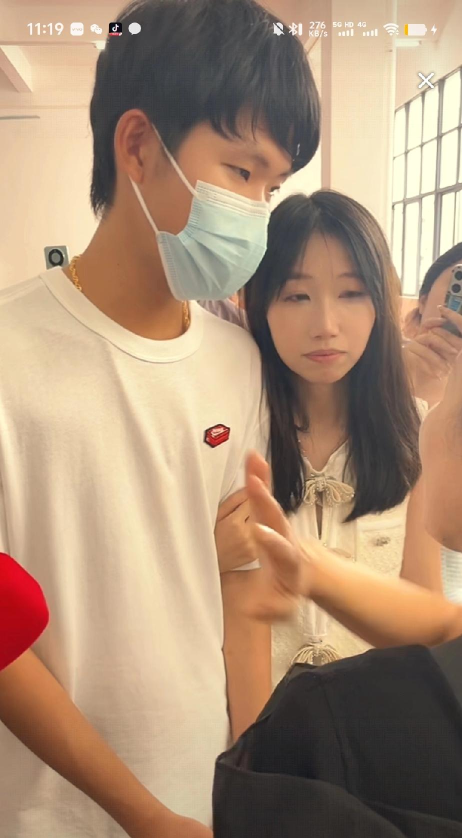 叶锐聪姐姐今日贴心守护弟弟，哪怕弟弟去上厕所，她也一路陪同到卫生间门口。瞧着姐姐