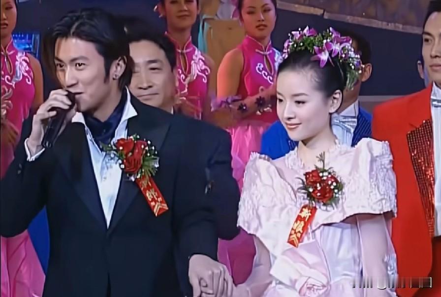 当时看这春晚真的是惊为天人谢霆锋好帅好帅新娘子好美听说后来他俩一起拍龙