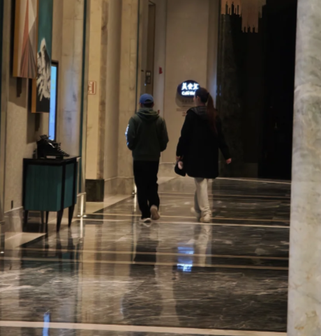 王宝强与女友冯清开京牌奔驰大G到青岛宝强一身休闲装、戴棒球帽，低调又随性；身边