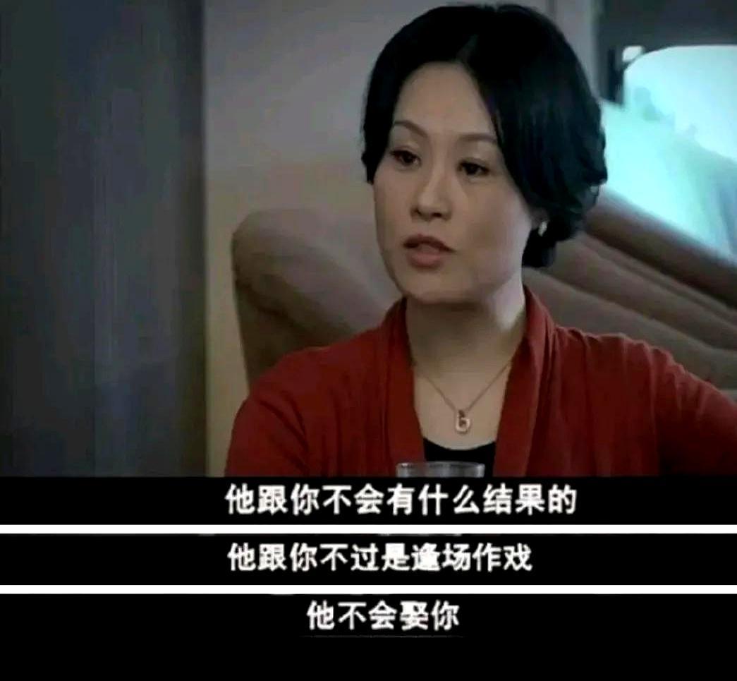 以前小三怕被原配泼硫酸，现在，巴掌甩到了原配脸上。她揪着原配的头发往车上撞