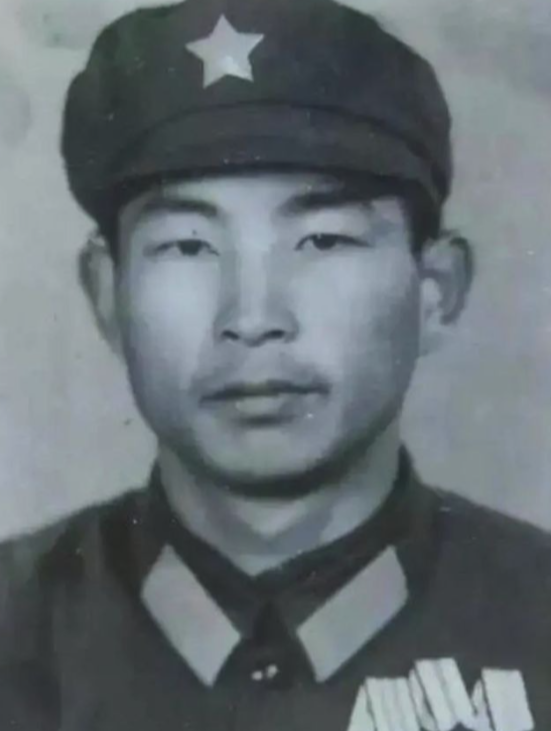 1980年，十几名越军包围了小战士许明习，越军见他孤身一人，便想抓活的回去领赏。