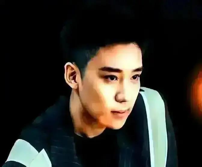 凌晨两点，人艺排练厅灯还亮着。许何跪在木板上，膝盖渗血，还在抠一句台词的尾