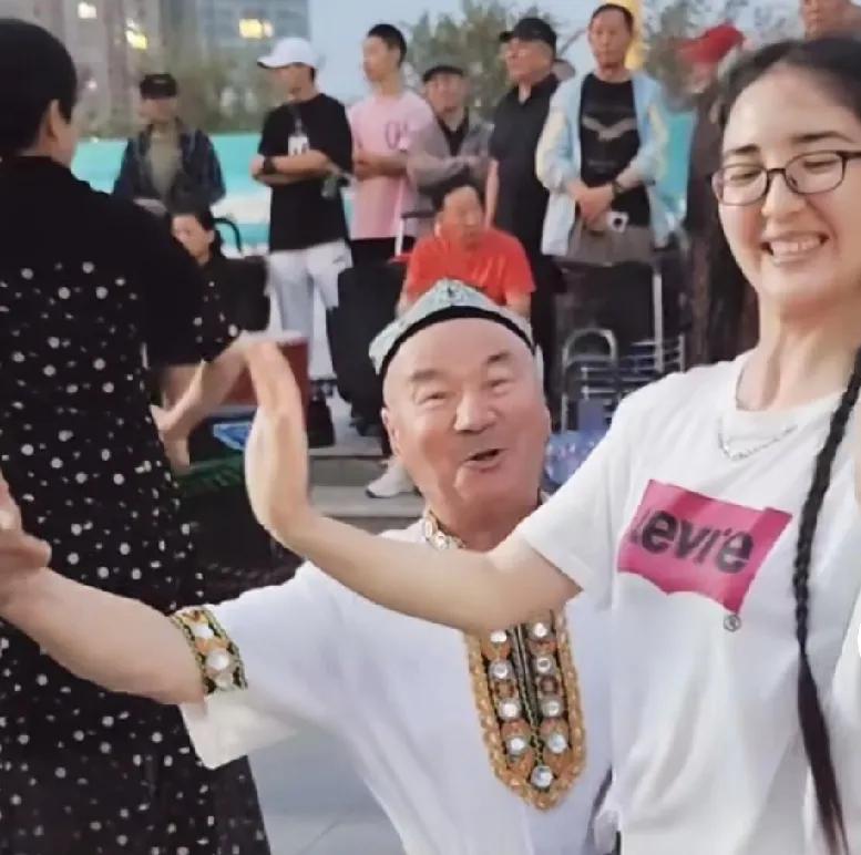 口里和口外有一次，我正在乌鲁木齐的宿舍里休息，接到老家上海同学的电话。他