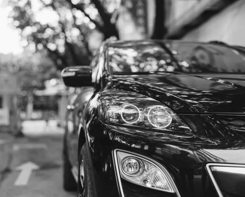 这新闻看得人后背发凉。广东一新能源车司机，明知电量只够跑80公里，乘客多次劝他先