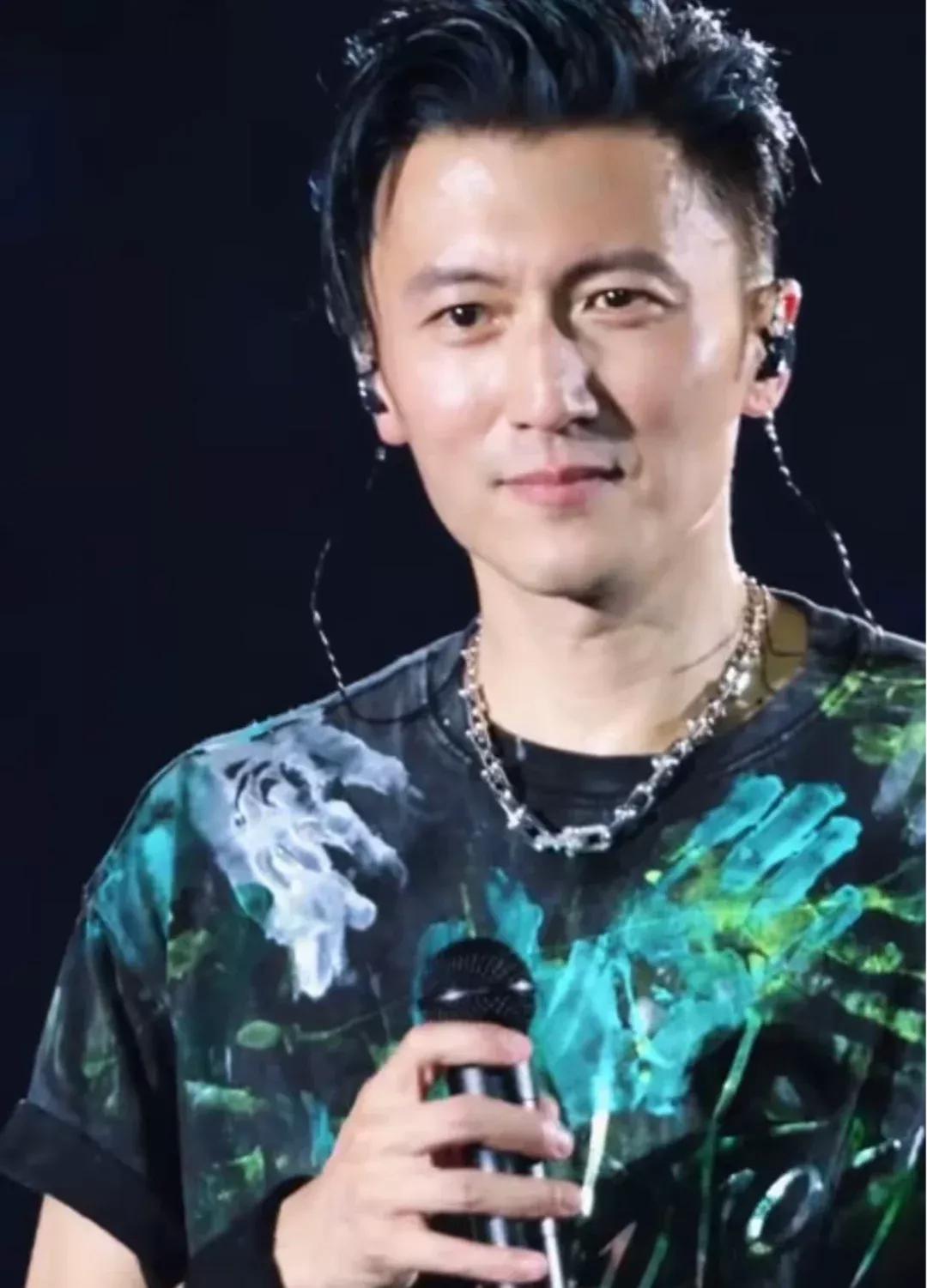 娱乐圈男星上镜爱化妆，眼线粉底高光齐上，好像不化就没法见人。可谢霆锋不一样，
