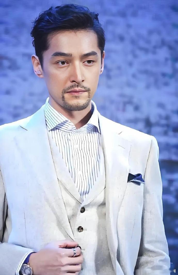 胡歌这辈子对三个女人动心过。​第一个陪他共患难却无缘相守，第二个与他势均力敌