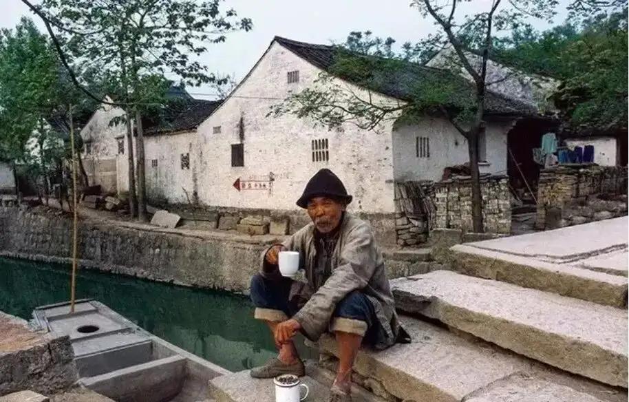 这张老照片勾起了我对鲁迅那篇散文的回忆，鲁镇的场景浮现眼前：船工正喝着黄酒，身旁