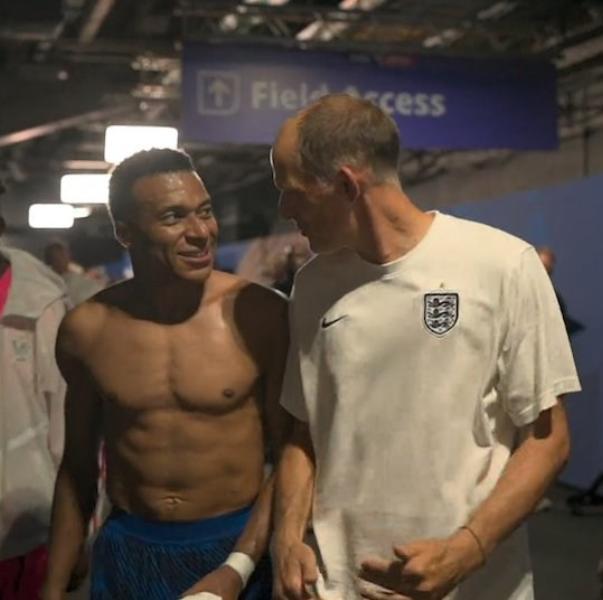 世界杯季军战，法国半场落后英格兰四个球。你以为更衣室里应该摔水瓶、砸战术板、互相