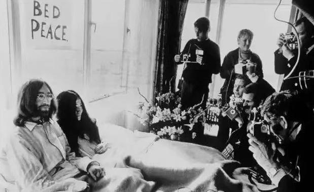 “来吧，剪下我的衣服，随便哪里都行。”1966年9月9日，在英国伦敦非洲表演中