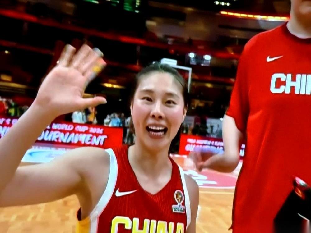 我跟你说，昨晚那场球，看得我手心全是汗。最后两分钟，就差2分，感觉一口气喘不上