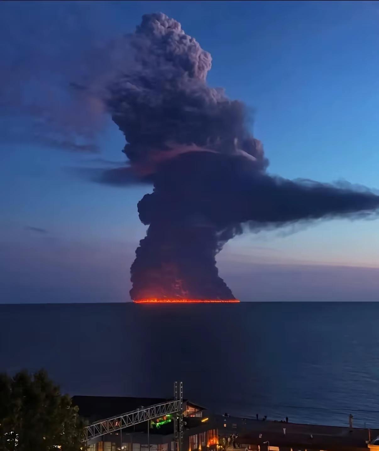黑海东部，索契附近海域，一艘油轮被无人机袭击，着火了，火势很大。根据现场的情