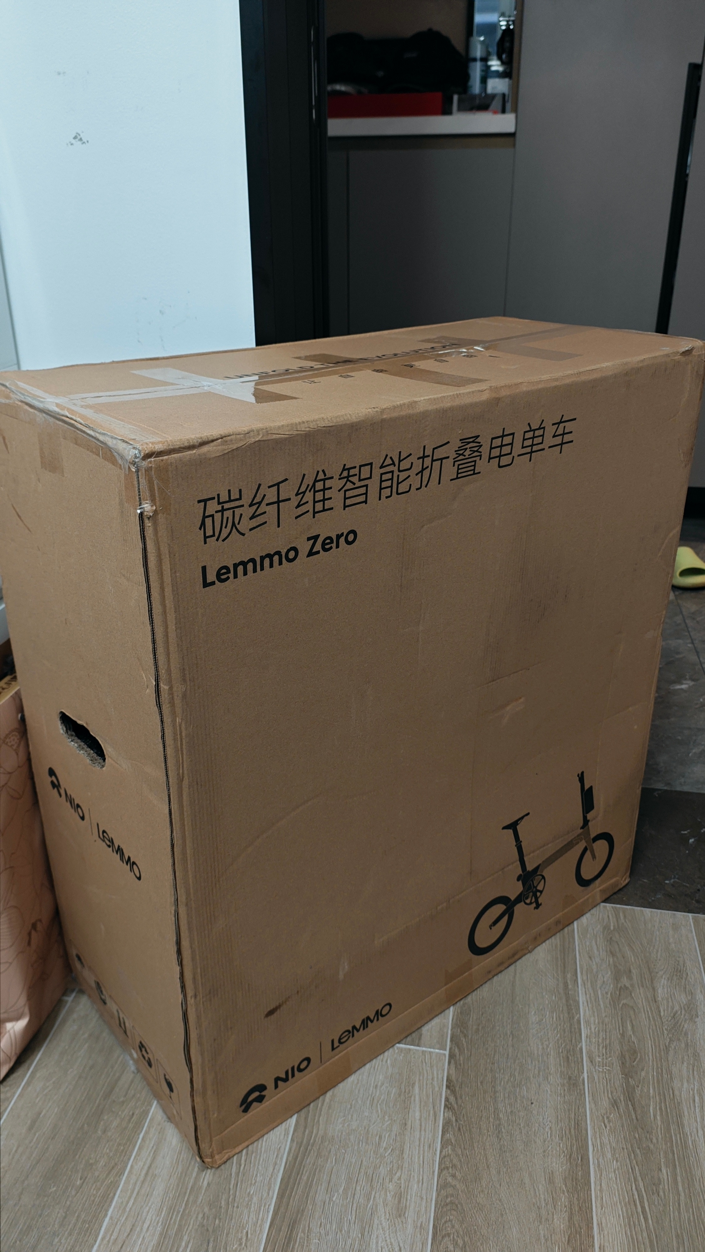 刚把昨天收到的LEMMOZERO拼好，非常简单，它开启我的减肥之旅，是的我要减