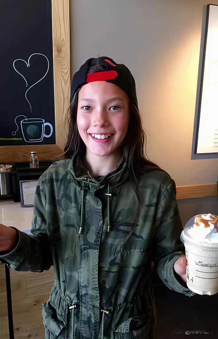 其实谷爱凌小时候本来就是黑头发，完完全全遗传了妈妈这边中国人的黑头发基因，看着就