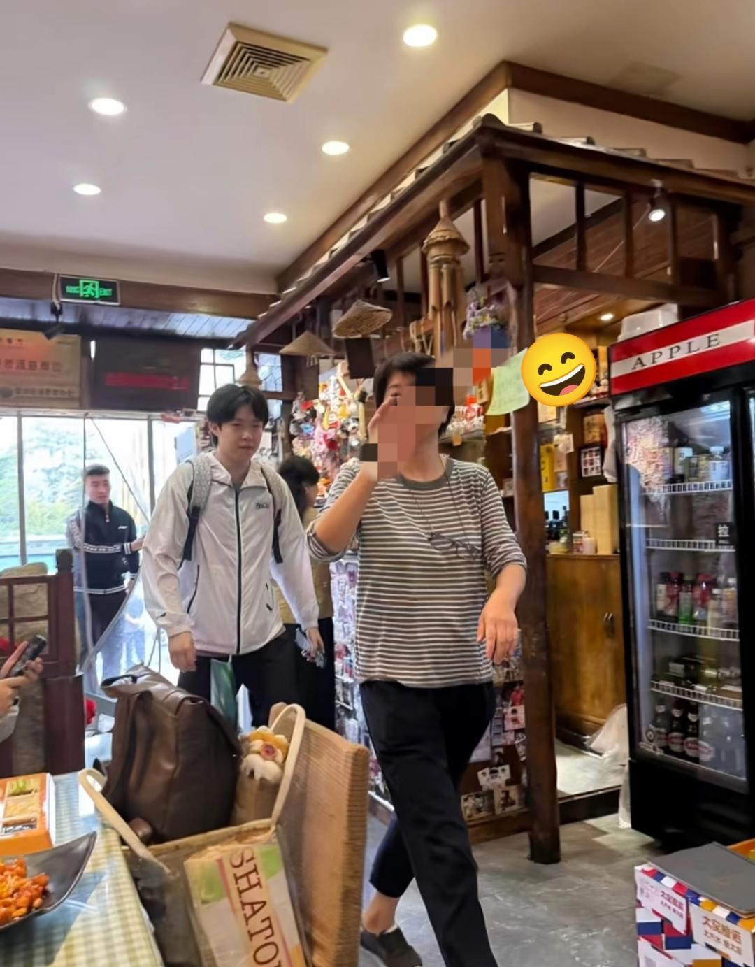 最新鲜的王楚钦来了！！这不王楚钦又来小饭馆吃饭了，只见老板娘一脸的喜悦领着王楚