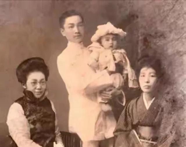 有一天，考试院院长戴季陶的副官拿着戴的名片，来到军统侦缉队。说是戴院长客厅的一个