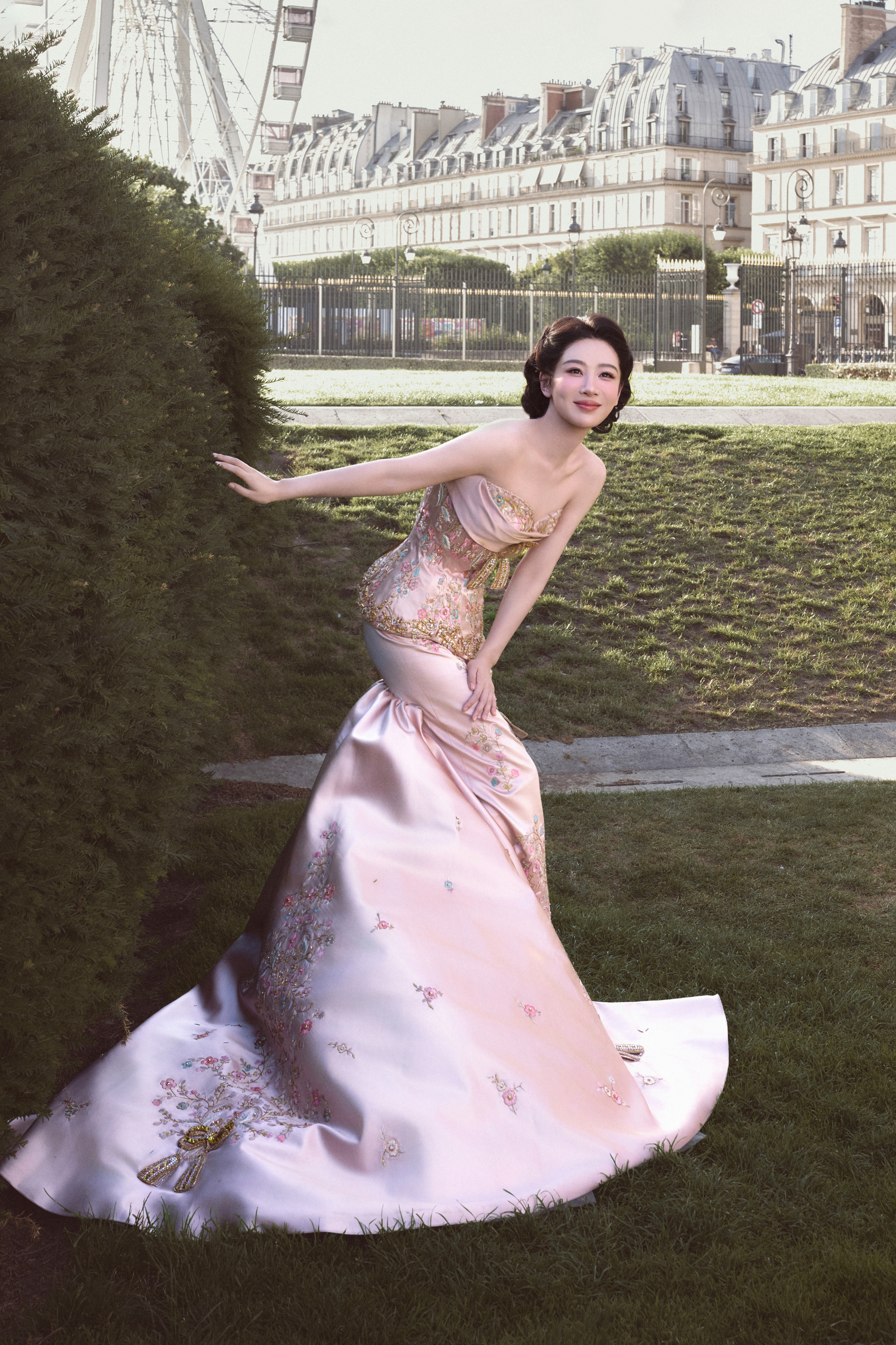 杨紫in第31届上海电视节白玉兰颁奖典礼，身着ZuhairMurad20