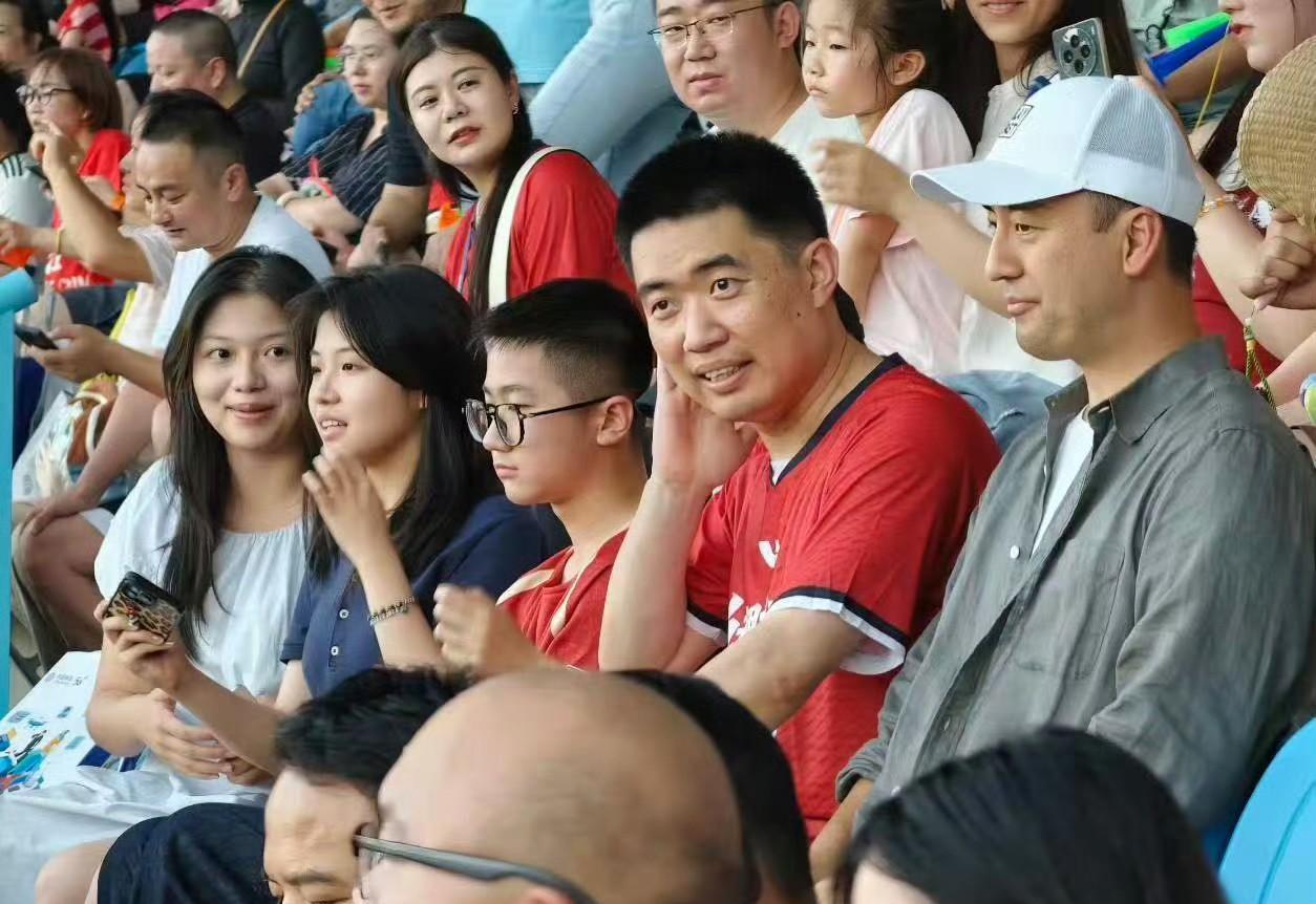 李想已经到现场了！看来目前的比分不是他想象当中的那个样子，，李想抓耳挠腮的看着