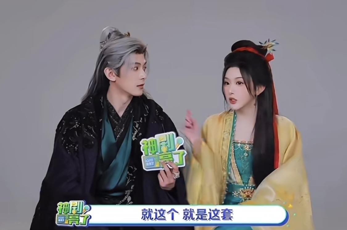 邓凯知道孔雪儿喜欢自己穿哪套衣服，所以孔雪儿一说就这个时候，他一脸狐疑马上小声反