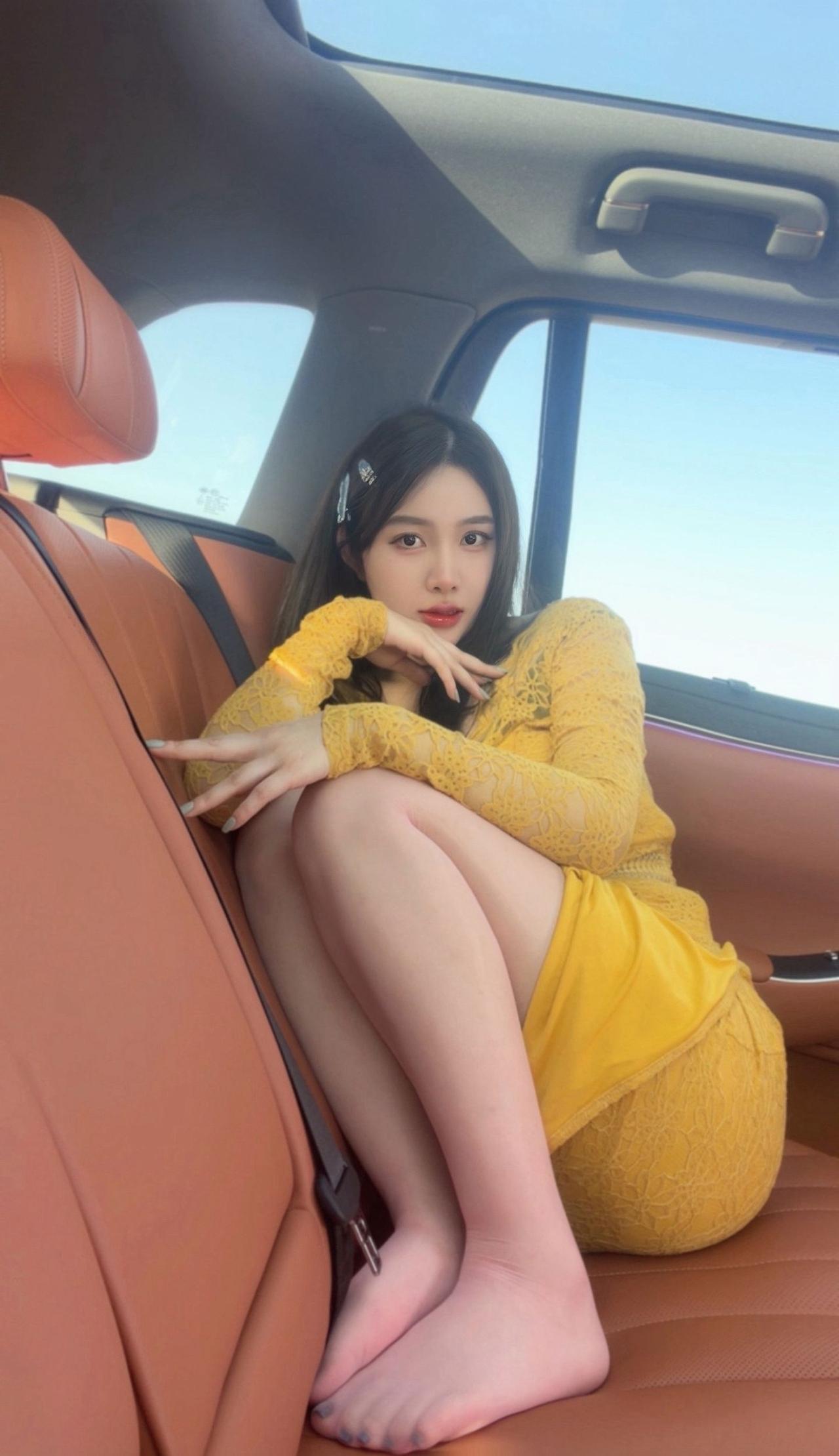 有哪些女生日常好看穿搭可以借鉴谈不上好看，但是比较亮眼