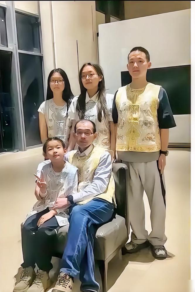 谢浩男全家福妈妈缺席真相曝光，原来背后藏着这样的温情与隐痛！看着谢爸扛行李、