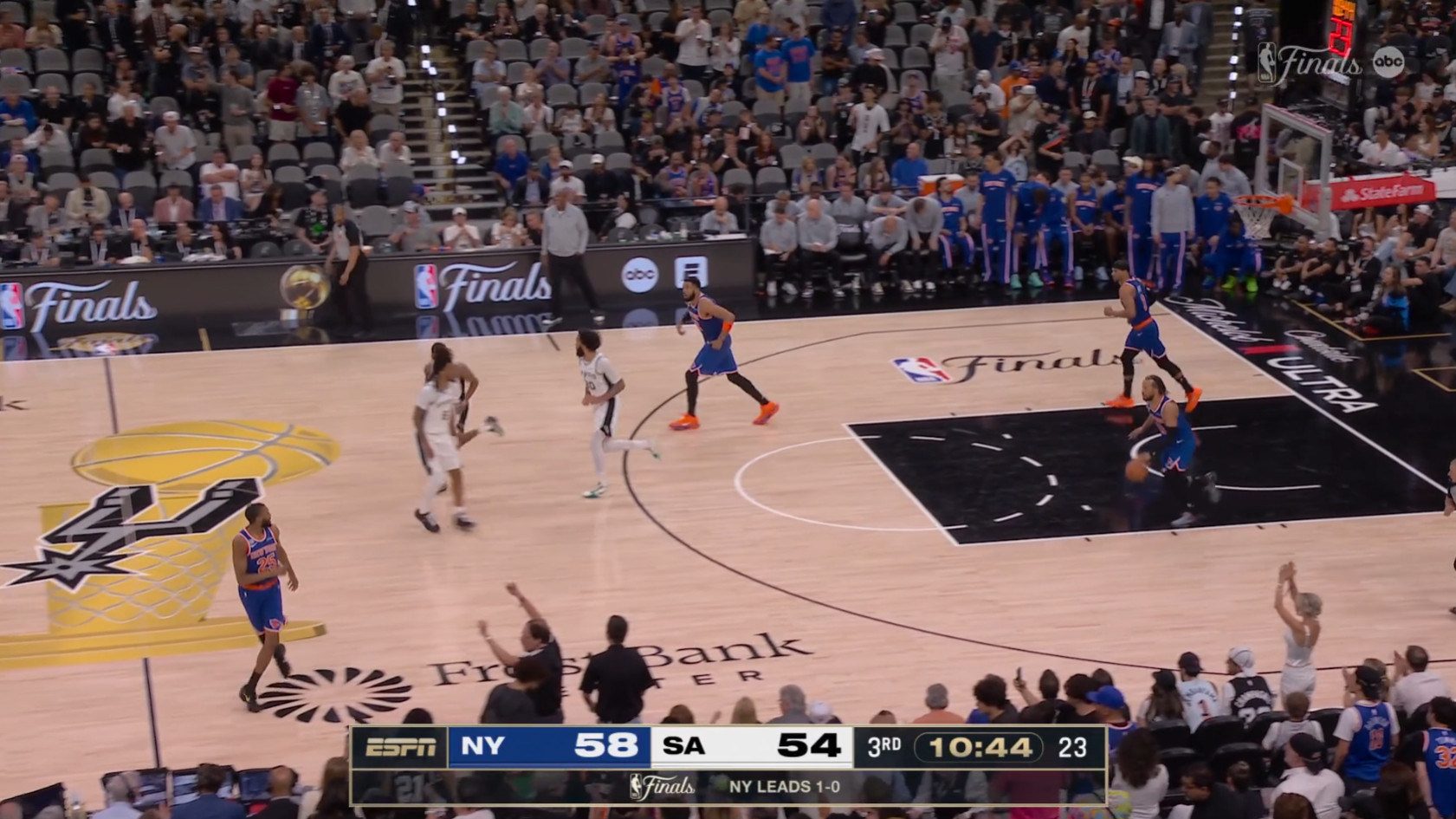 NBA季后赛总决赛马刺对阵尼克斯BO7第二场，最后尼克斯客场以105:104获