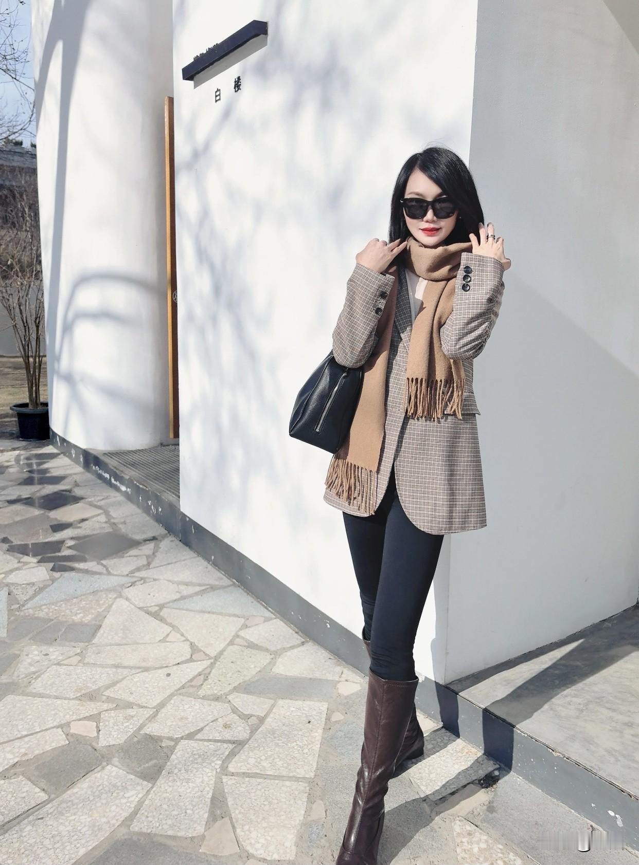 美女的魅力能有多大？吸引目光，走在街上能让很多人忍不住回头看。