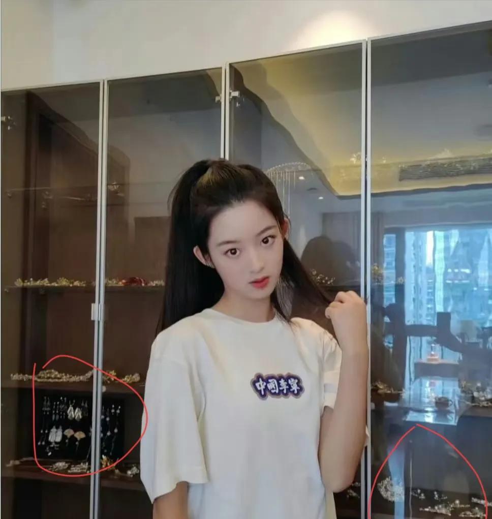 我朋友说:“现实中的富二代很少有人会去买这么贵的耳环，大多数基本就是买个一两万左