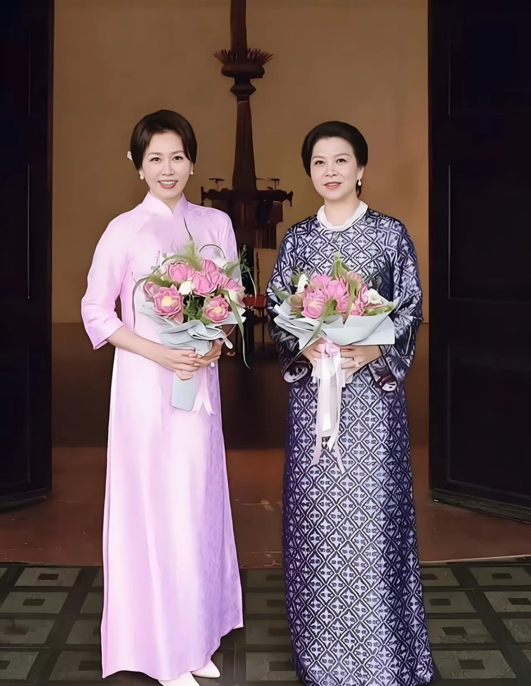 韩国第一夫人金惠景和越南第一夫人吴芳璃合影，一个59岁，一个54岁，谁更有气质一